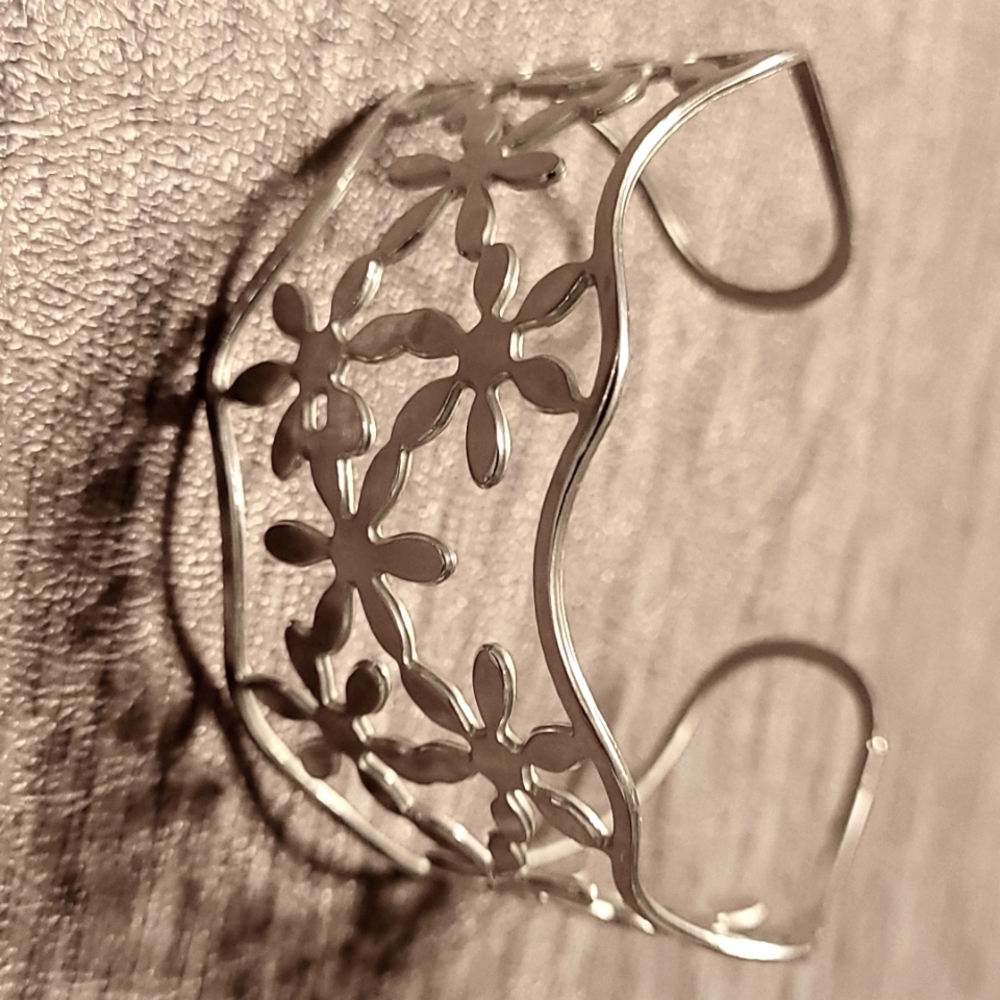 Stainless steel flower cuff bracelet